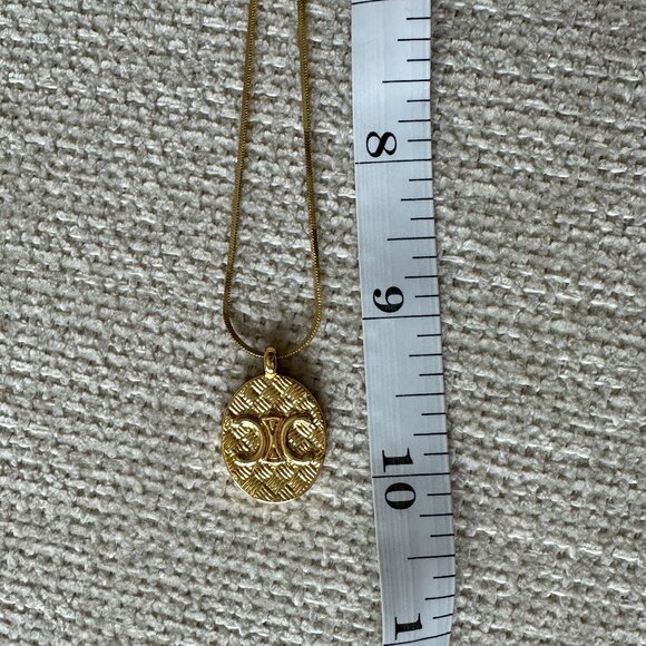 Gold Round Pendant Necklace - Picture 4 of 5